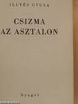 Csizma az asztalon