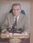 Író a mikrofon előtt