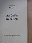 Az óriás kezében 