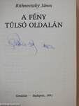 A fény túlsó oldalán (aláírt példány)