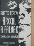 Arccal a falnak