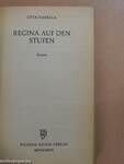 Regina auf den Stufen