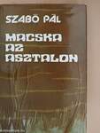 Macska az asztalon