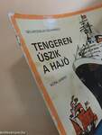 Tengeren úszik a hajó