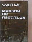 Macska az asztalon