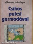 Csíkos pulcsi garmadával