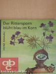 Der Rittersporn blüht blau im Korn