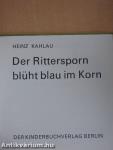 Der Rittersporn blüht blau im Korn