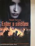 Ember a sötétben