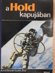A Hold kapujában