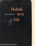 Holtak arca fölé