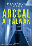 Arccal a falnak