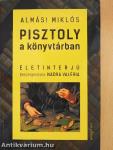 Pisztoly a könyvtárban