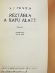 Réztábla a kapu alatt