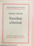Szemben a bíróval