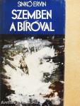 Szemben a bíróval