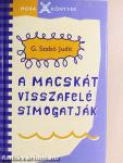 A macskát visszafelé simogatják