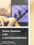 Lány a hűtőszekrényben