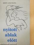 Nyitott ablak előtt