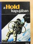 A Hold kapujában