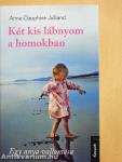 Két kis lábnyom a homokban