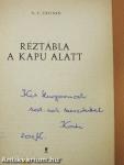 Réztábla a kapu alatt