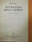 Egy katona megy a hóban