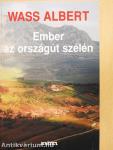 Ember az országút szélén