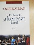 Emberek a kereszt körül