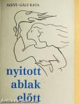 Nyitott ablak előtt