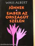 Jönnek/Ember az országút szélén
