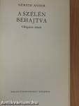 A szélén behajtva