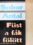 Füst a fák fölött