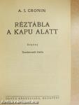 Réztábla a kapu alatt
