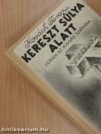Kereszt súlya alatt...