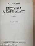 Réztábla a kapu alatt