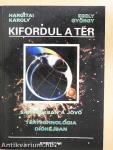 Kifordul a tér