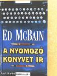 A nyomozó könyvet ír