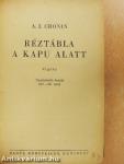 Réztábla a kapu alatt