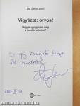 Vigyázat: orvos! (dedikált példány)