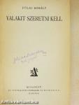 Valakit szeretni kell