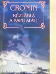 Réztábla a kapu alatt