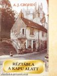 Réztábla a kapu alatt