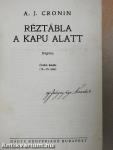 Réztábla a kapu alatt