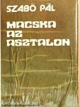Macska az asztalon