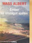Ember az országút szélén