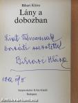 Lány a dobozban (dedikált példány)