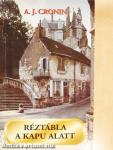 Réztábla a kapu alatt