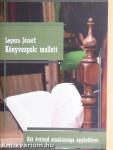 Könyvespolc mellett