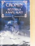 Réztábla a kapu alatt